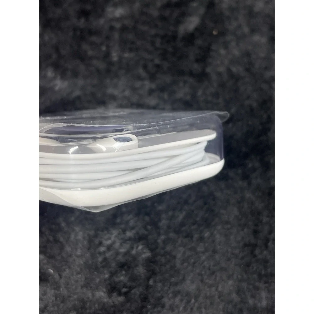 Apple EarPods 3.5mm Headphones Earbuds Remote Mic New Sealed Genuine OEM